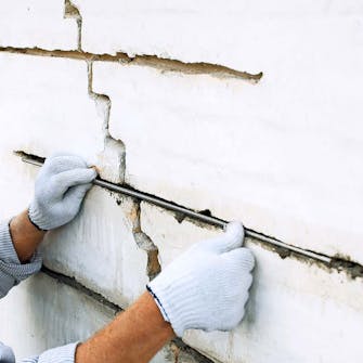 Sprekk i mur: Rustfritt armeringsstål trykkes inn Sprekk i mur: Rustfritt armeringsstål trykkes inn